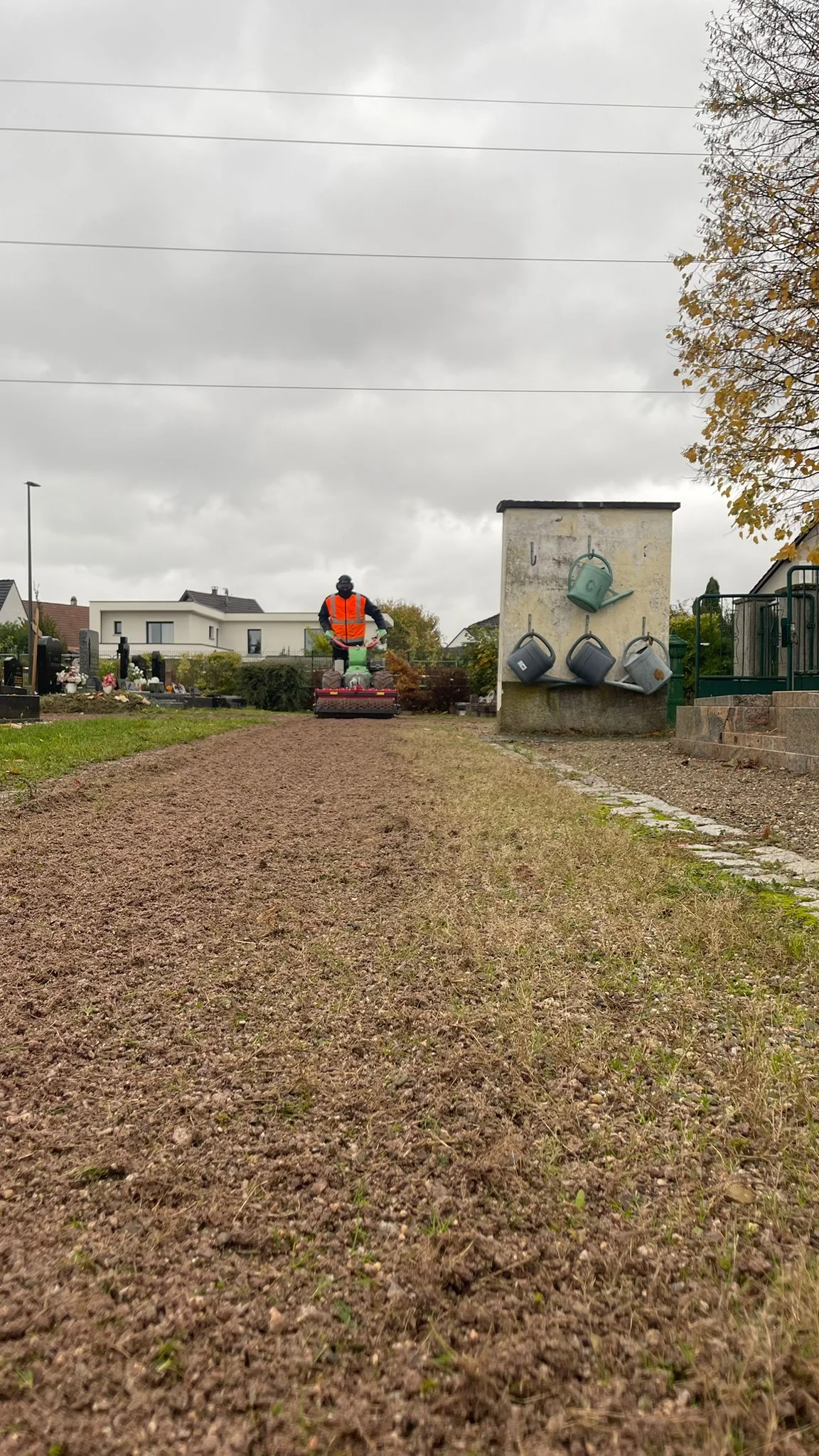 tom-pousse-entretien-espaces-verts-desherbage-allees-gravier-collectivites