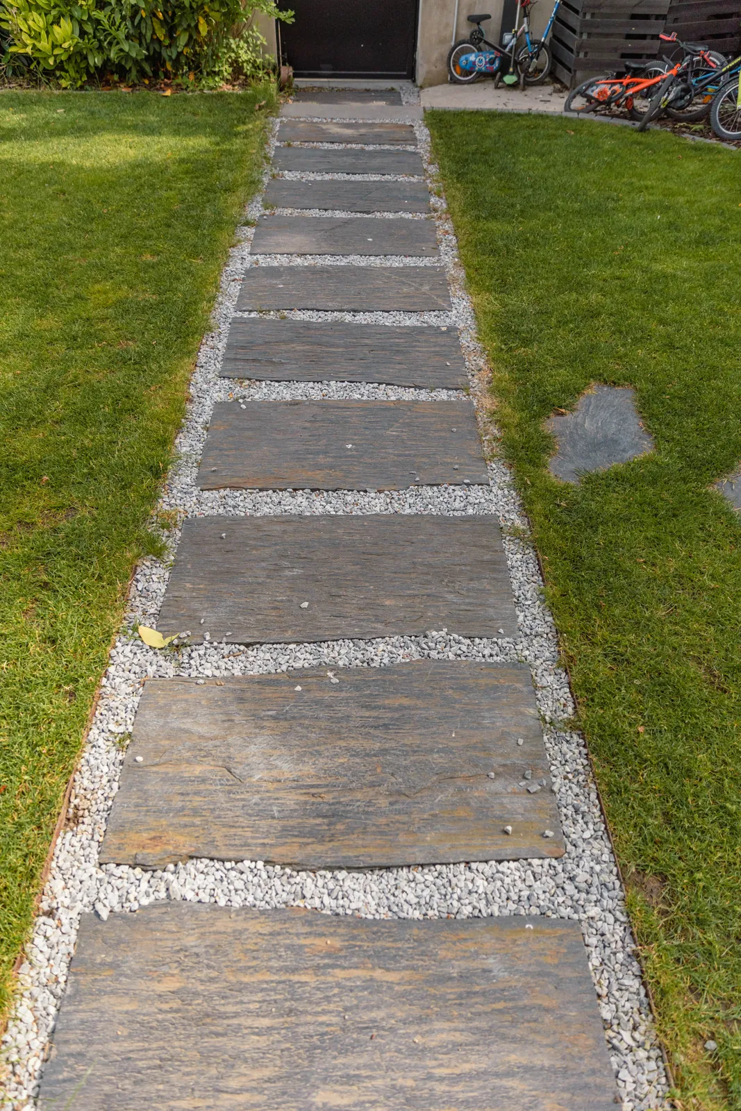 tom pousse paysage allée jardin plaque ardoise circulation gravier stabilisé