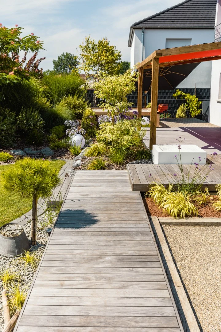 tom pousse paysage amenagement jardins pergola passerelle bois petanque
