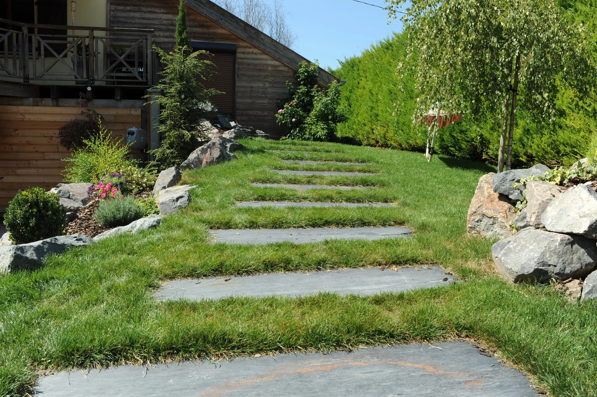 tom pousse paysage aménagement pas japonais plaque schiste enrochement pelouse
