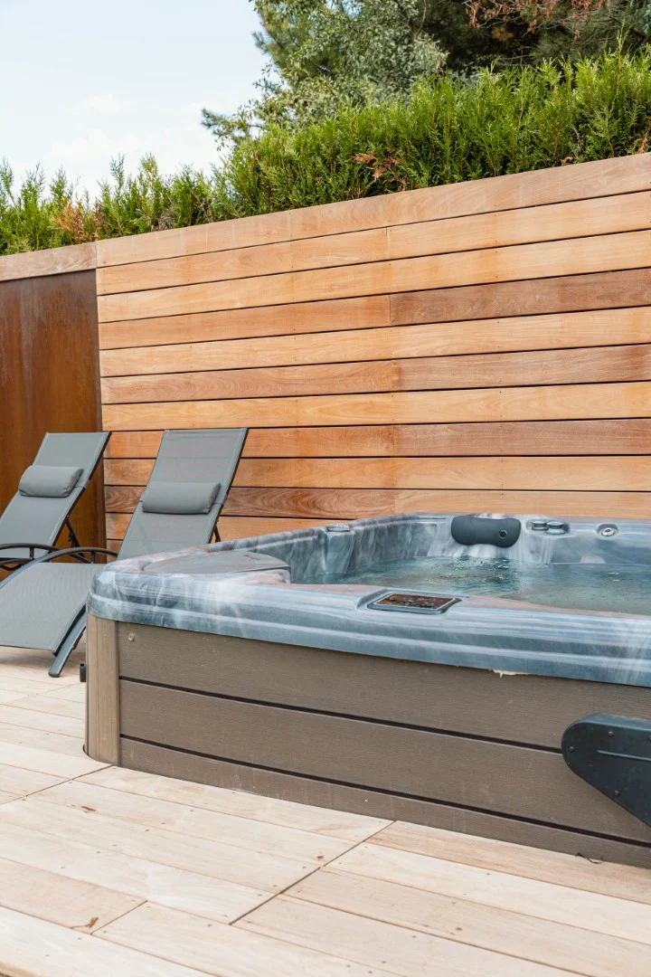 tom pousse paysage aménagement zone wellness jardin spa claustras bois transat (Grand)