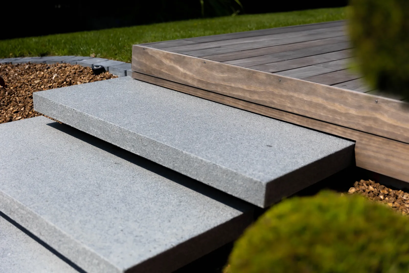 tom pousse paysage escalier granit terrasse bois kebony