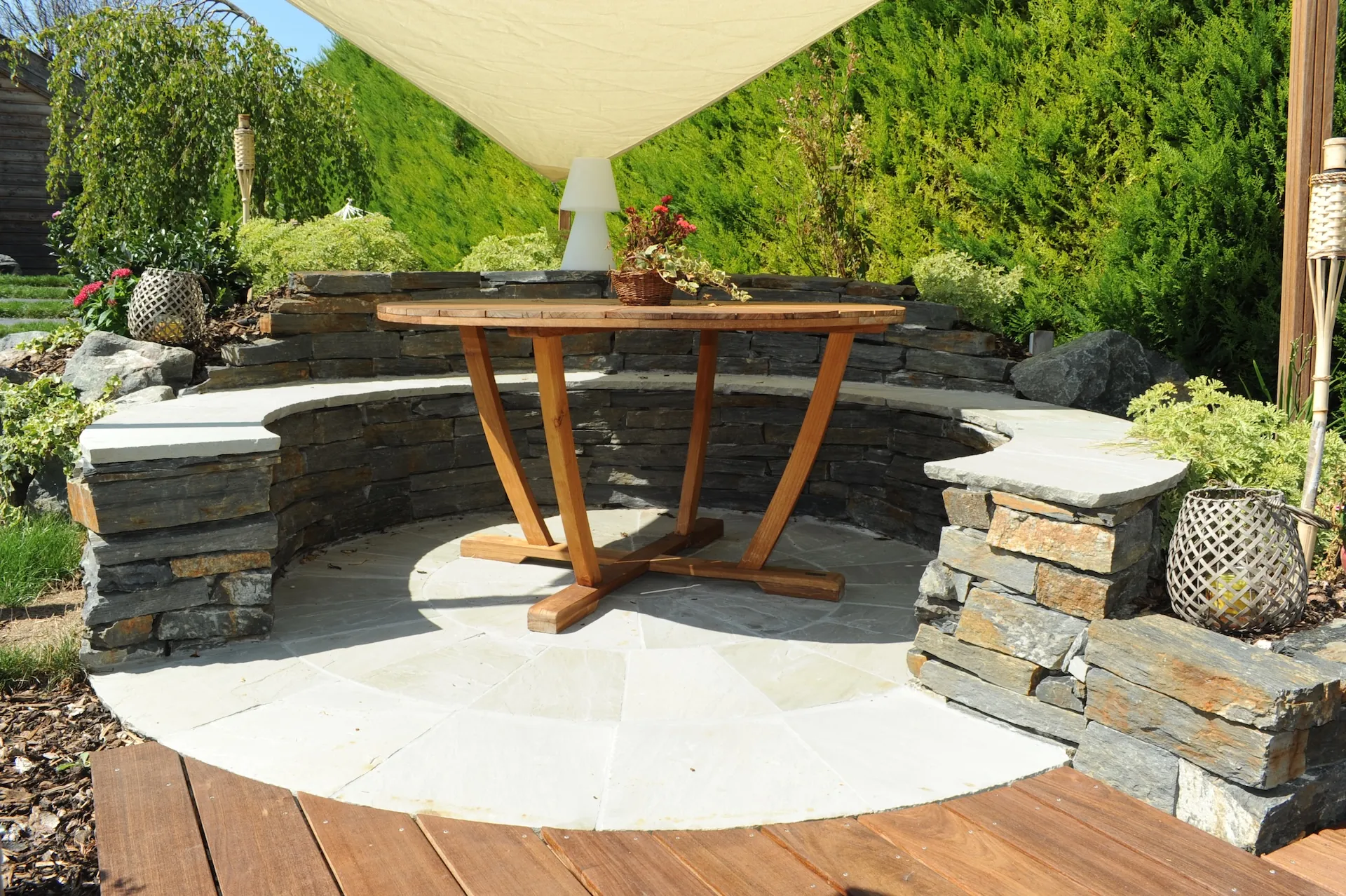 tom pousse paysage espace terrasse muret pierre bois