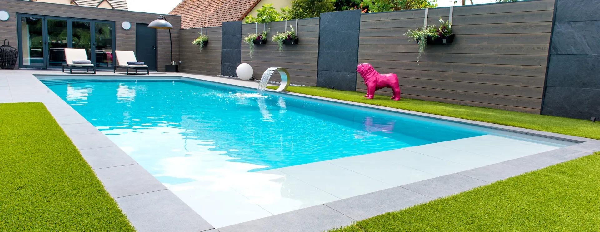 tom pousse paysage pisciniste intégration piscine jardin gazon synthétique