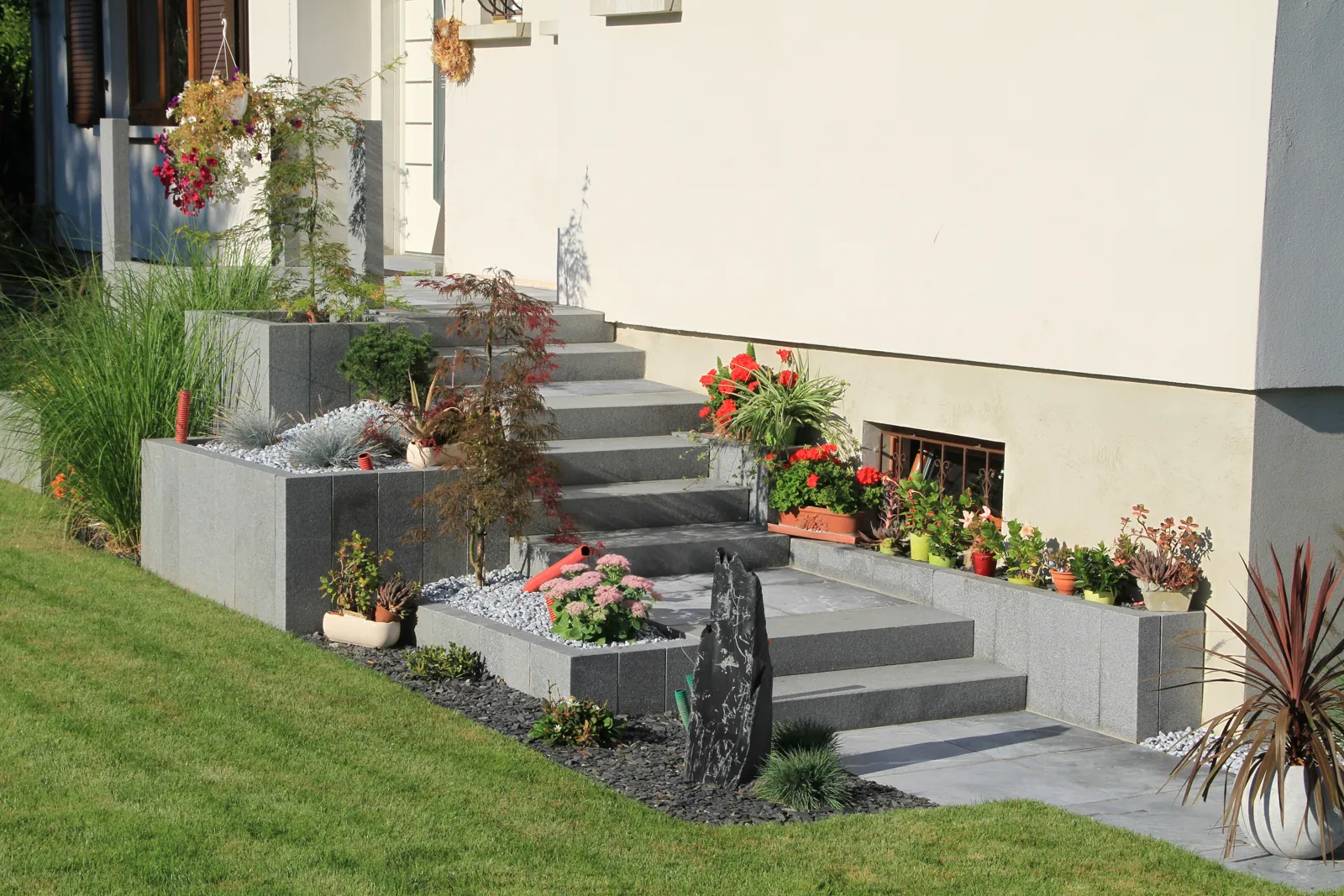 tom pousse paysage réfection entrée marche bloc granit palissades après 1 Image principale du projet