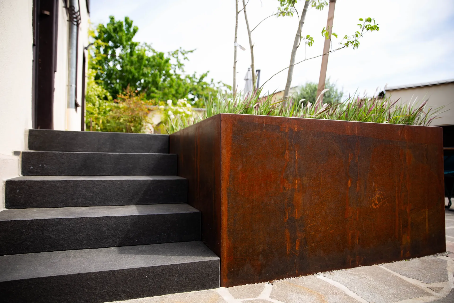 tom pousse paysage rénovation entrée escalier pierre naturelle bac corten dallage opus incertum