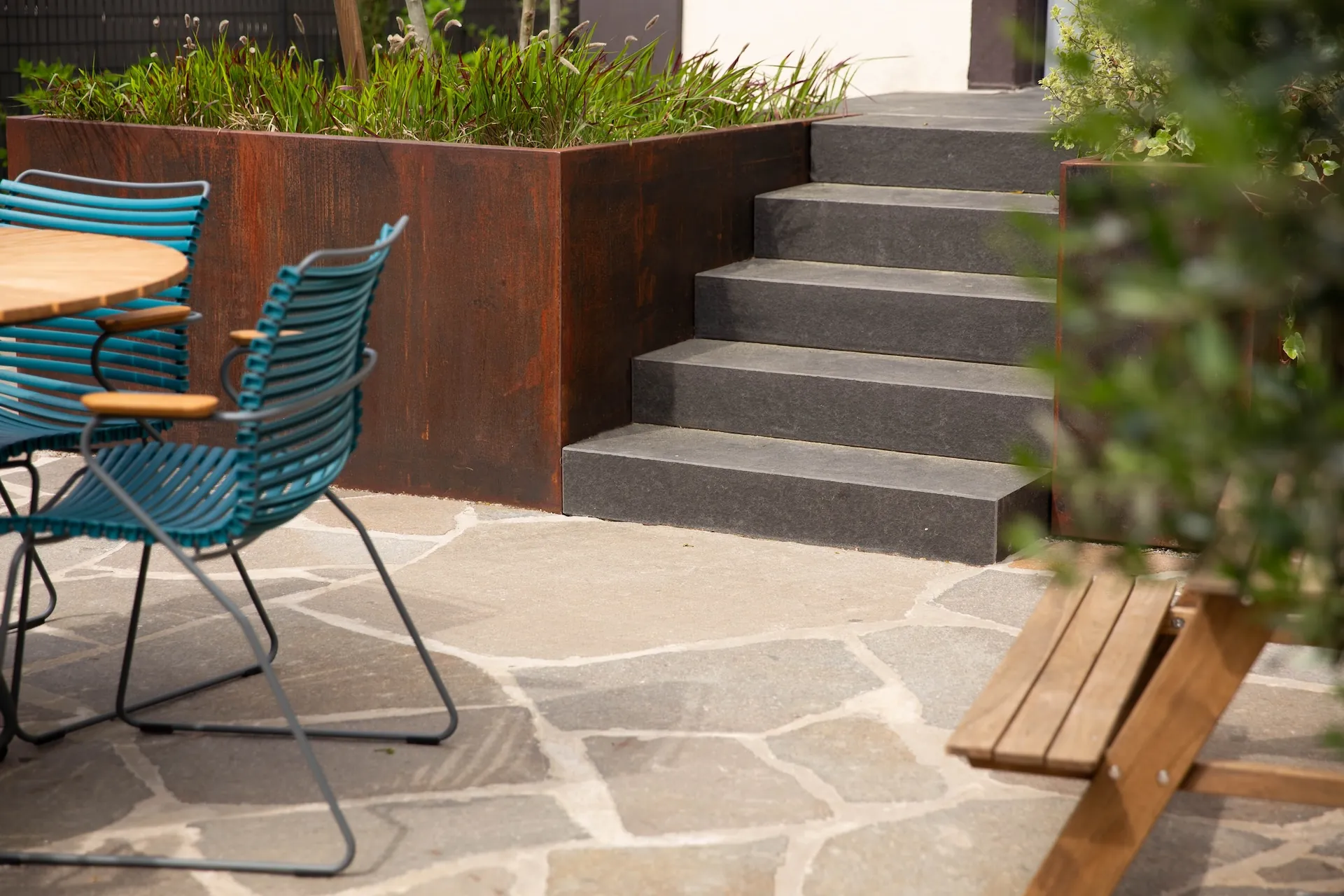 tom pousse paysage rénovation entrée strasbourg escalier pierre naturelle dallage opus incertum Image principale du projet