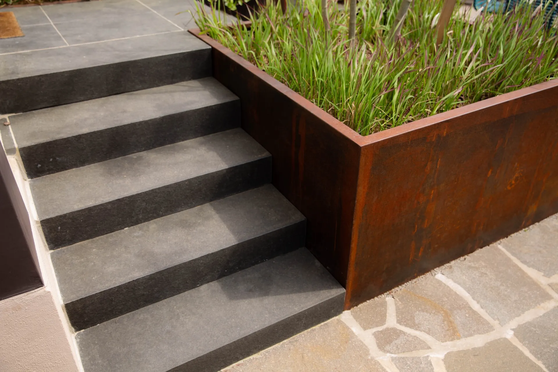 tom pousse paysage rénovation escalier entrée pierre naturelle corten opus