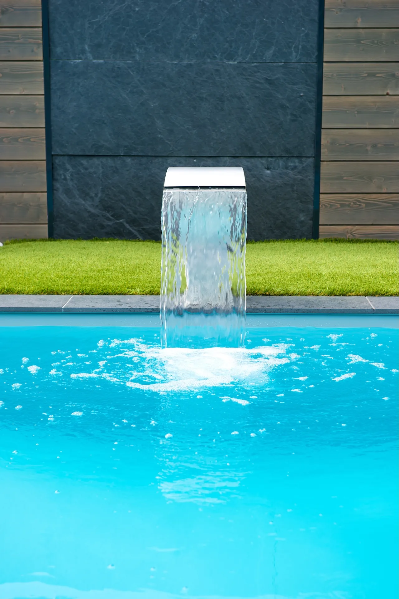 tom pousse pisciniste cascade tete cobra piscine