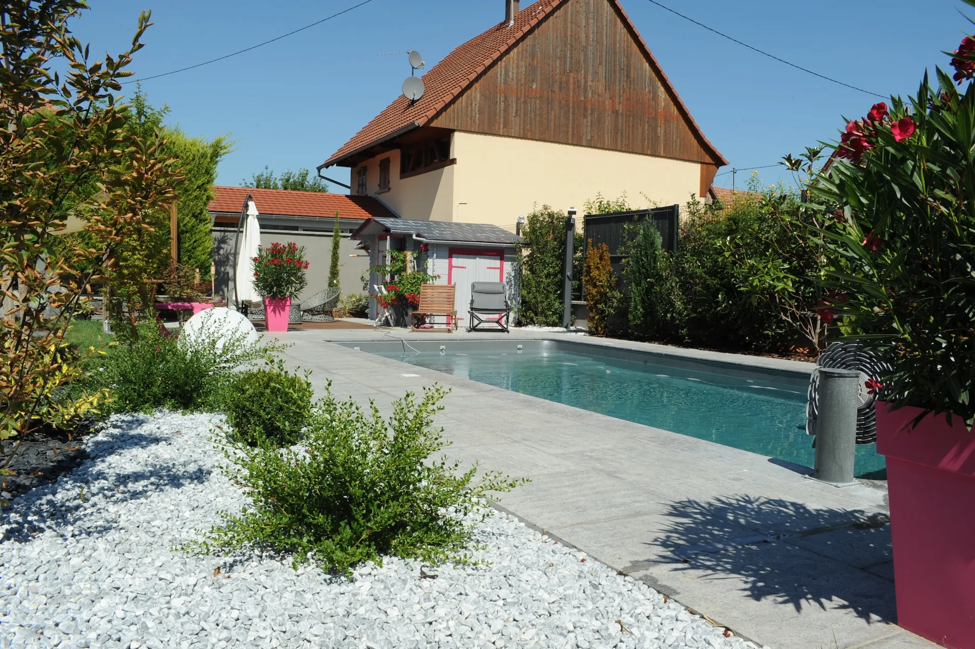 tom pousse pisciniste piscine douche solaire plaque schiste dallage plage piscine plantations