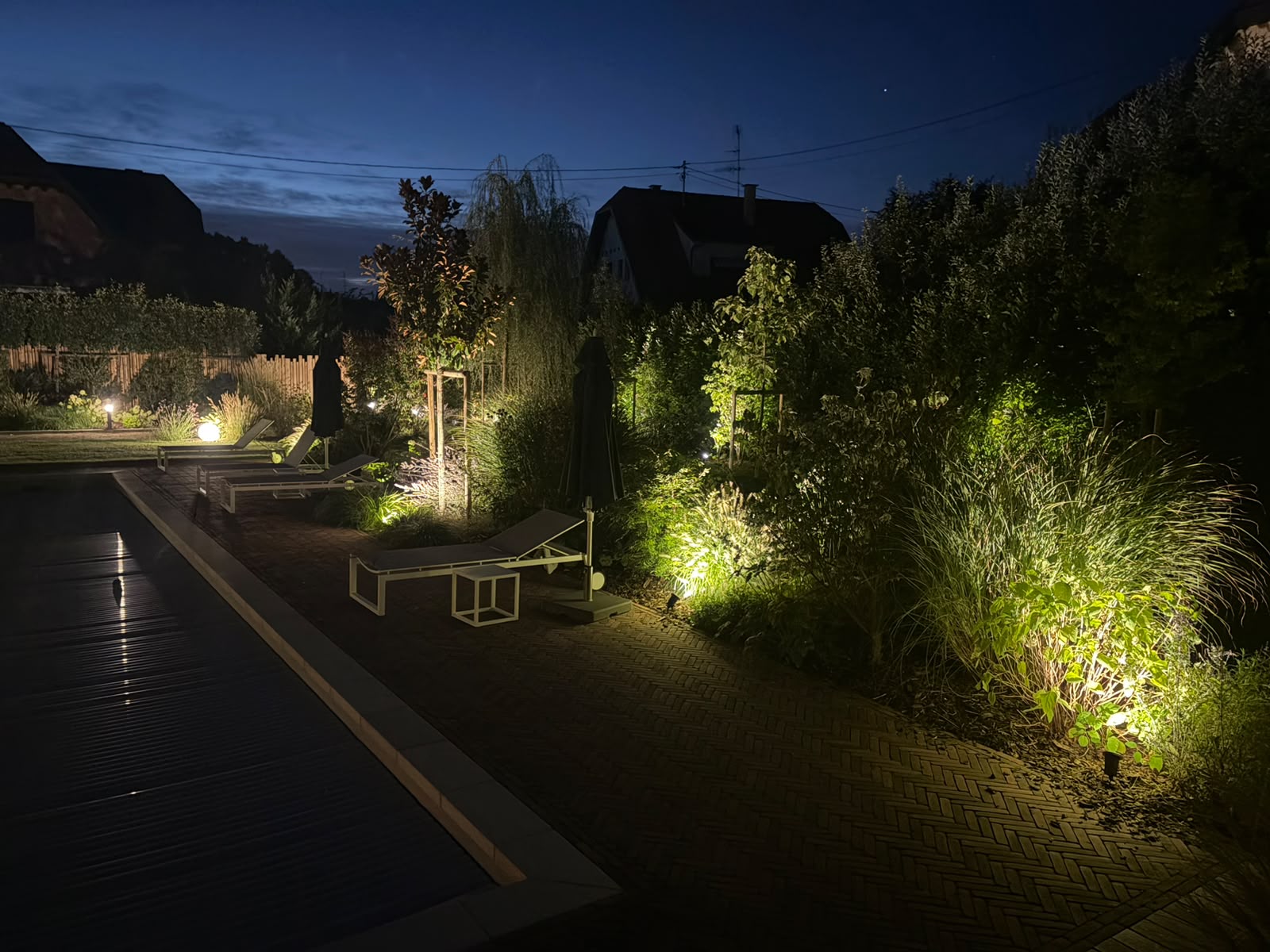 éclairage extérieur piscine terrasse jardin nuit tombée tom pousse paysage bas rhin